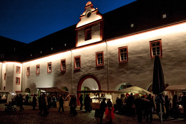 Illuminierter Schlosshof