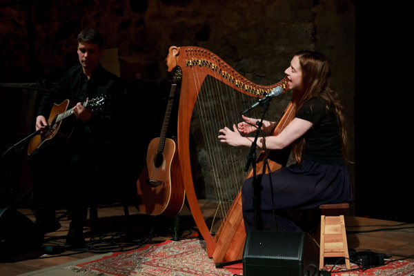 Cécile und Begleitung auf der Gitarre