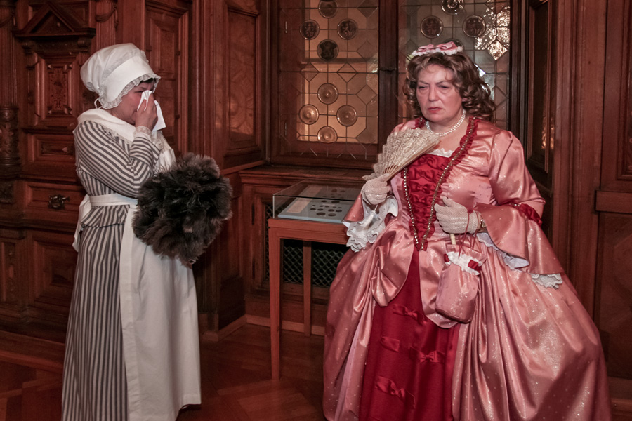 Gräfin Dorothea Friederike führt durch ihr Schloss