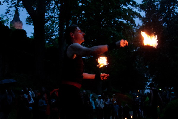 Feuer-Jonglage im Burggarten