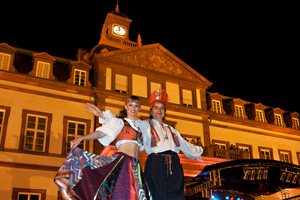 Stelzenduo Balise vor der Schlosskulisse