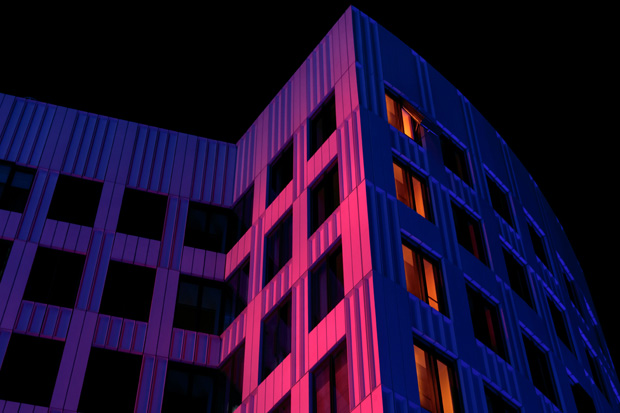 Light an Building am LEO-Komplex