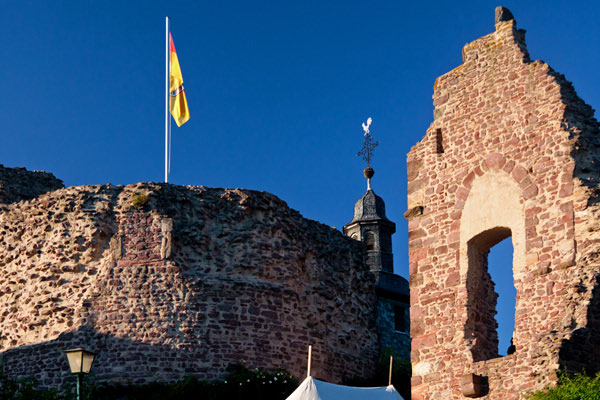 Tiefblauer Himmel über der Ruine