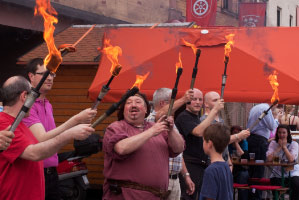 Feuer-Jonglage mit den "Schmidtbergern"