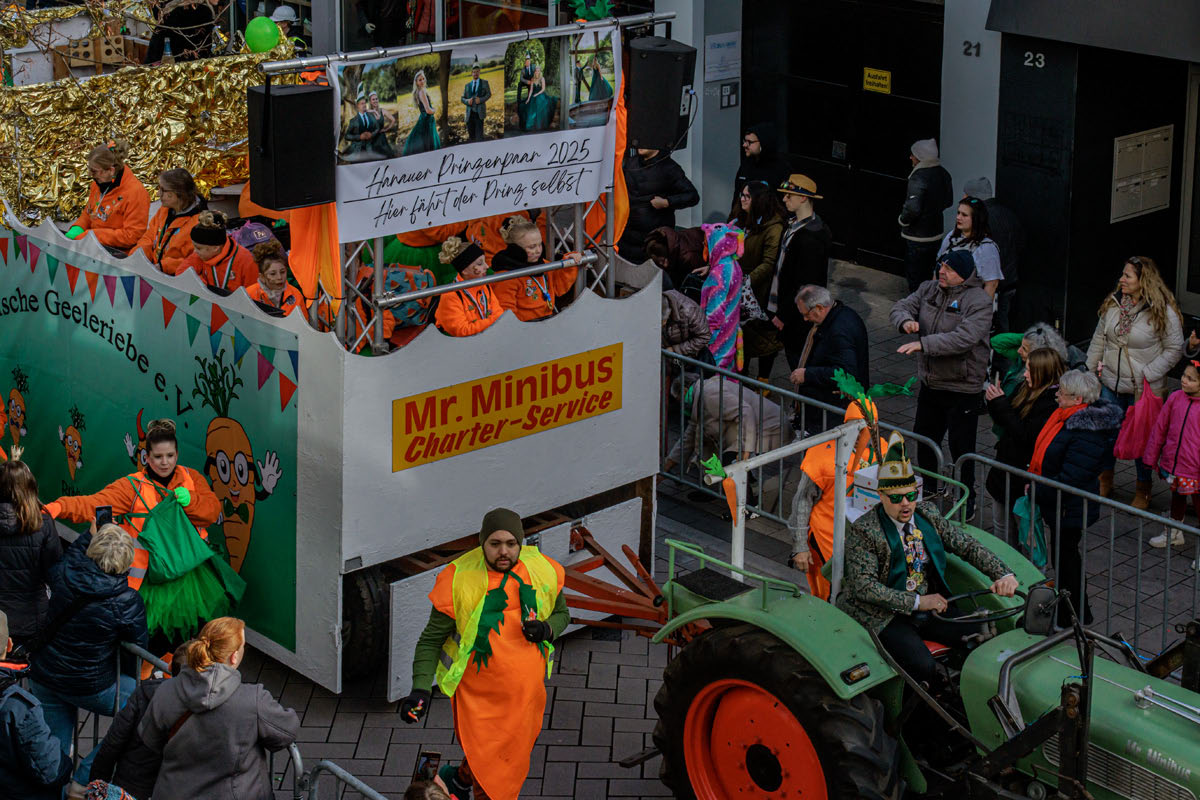 Faschingsumzug HU 2025 - Prinzenpaar Hanau und Lustische Geeleriebe