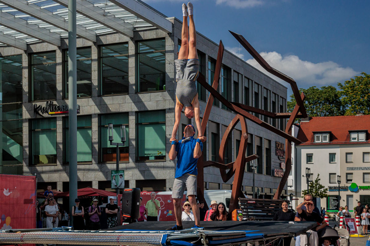 Strassentheaterfestival Till the Sky Hanau 2025 Grammophon - Aramelo - Trampolin