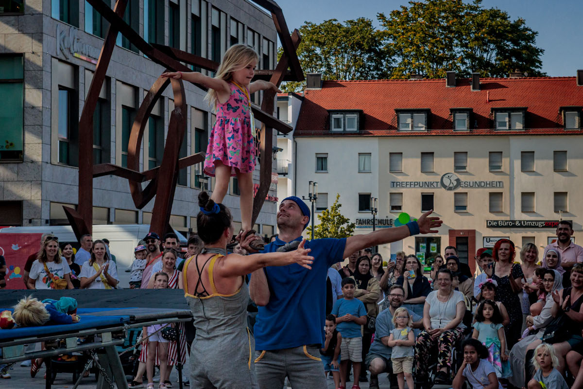 Strassentheaterfestival Till the Sky Hanau 2025 Grammophon - Aramelo - Trampolin