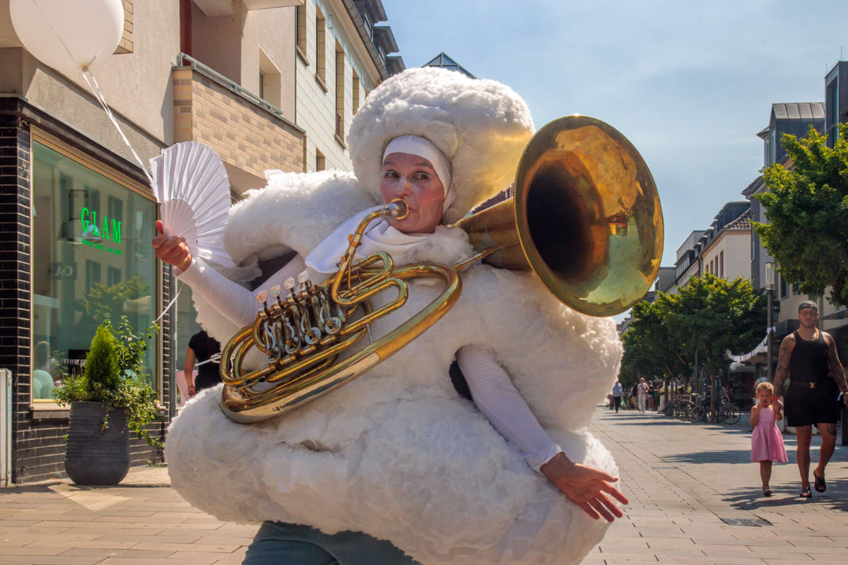 Strassentheaterfestival Till the Sky Hanau 2026 - Wolken-Walkact - Mademoiselle Prrrr