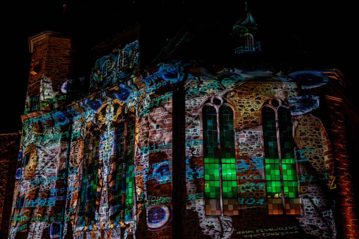 Lichtkunst WN Kirche HU 2026 Fassade