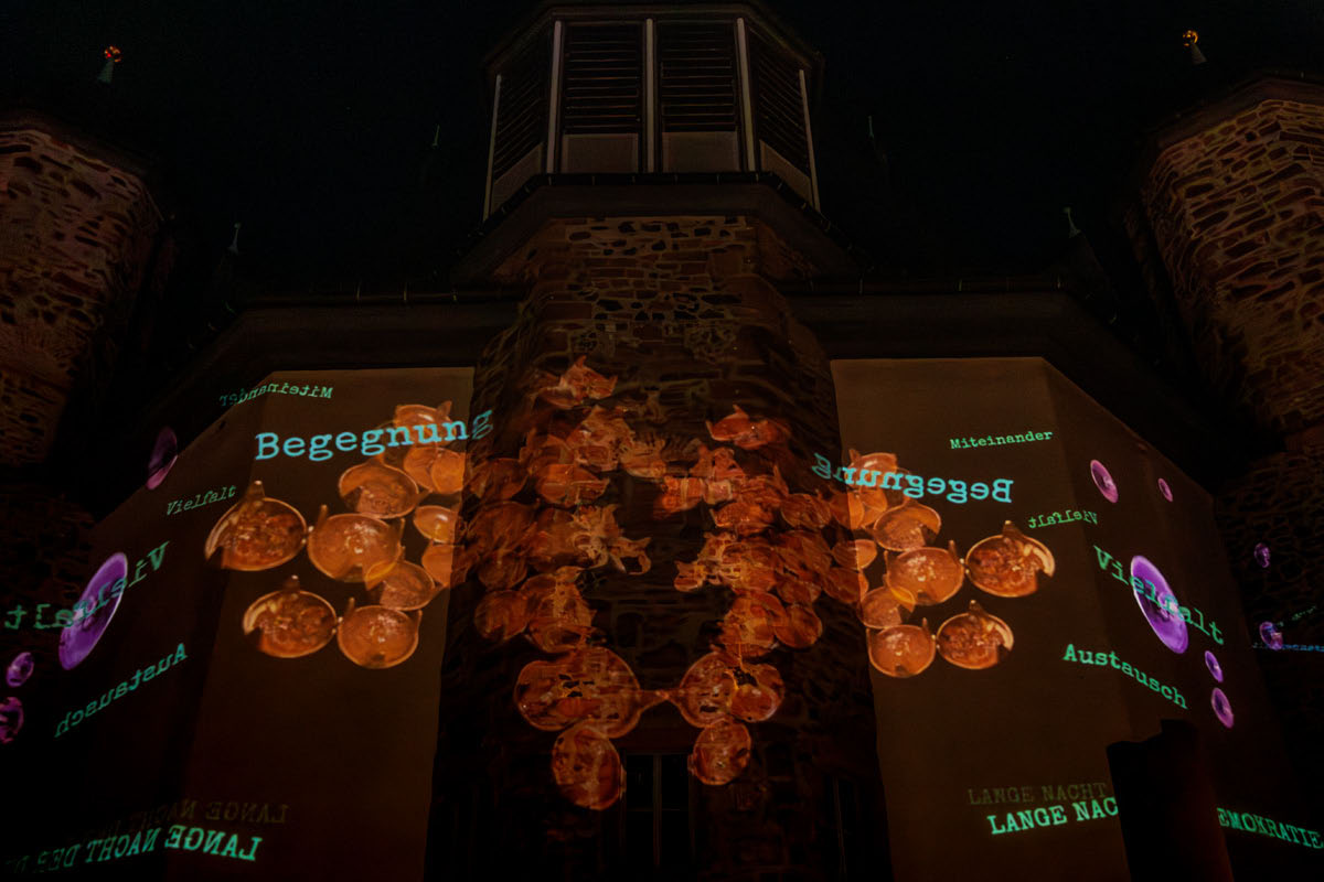 Lichtkunst WN Kirche HU 2026 Innenhof