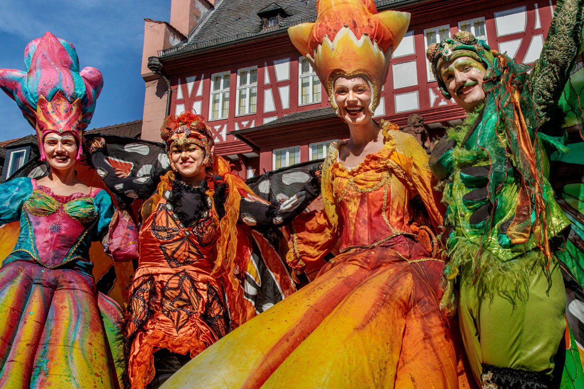 Lamboyfest HU 2024 Walking Act vor Goldschmiedehaus