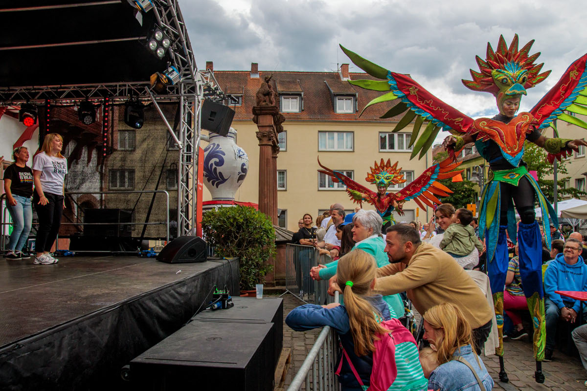 Lamboyfest HU 2026 Tanz - Tanz Berné mit Stelzenläufern