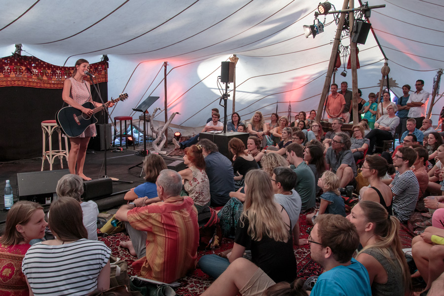 Konzert von Fee im Beduinenzelt