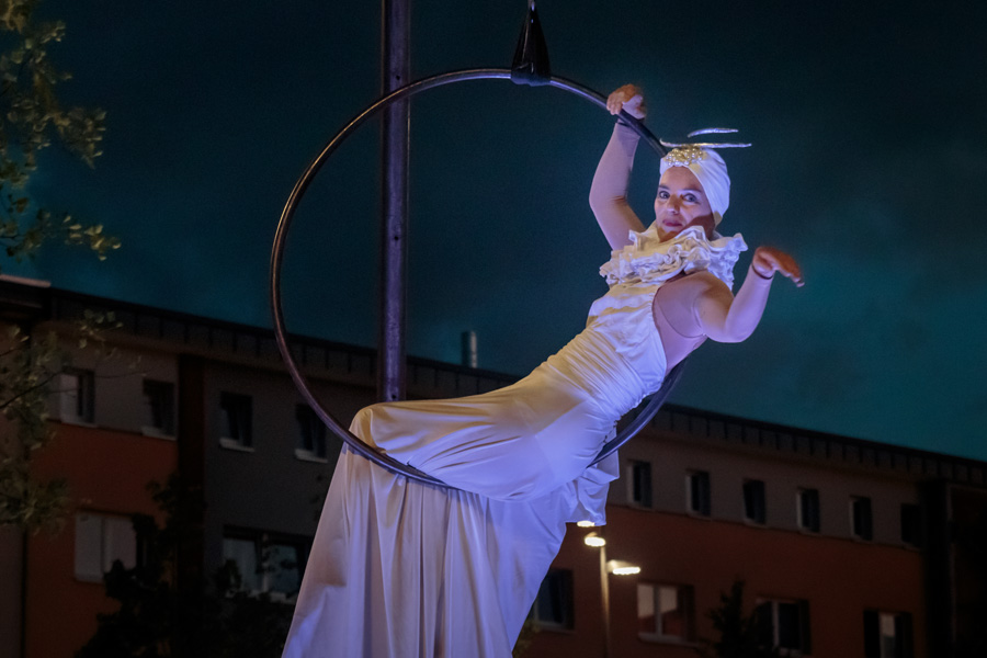 Luftartistin Jana Korb am Freiheitsplatz