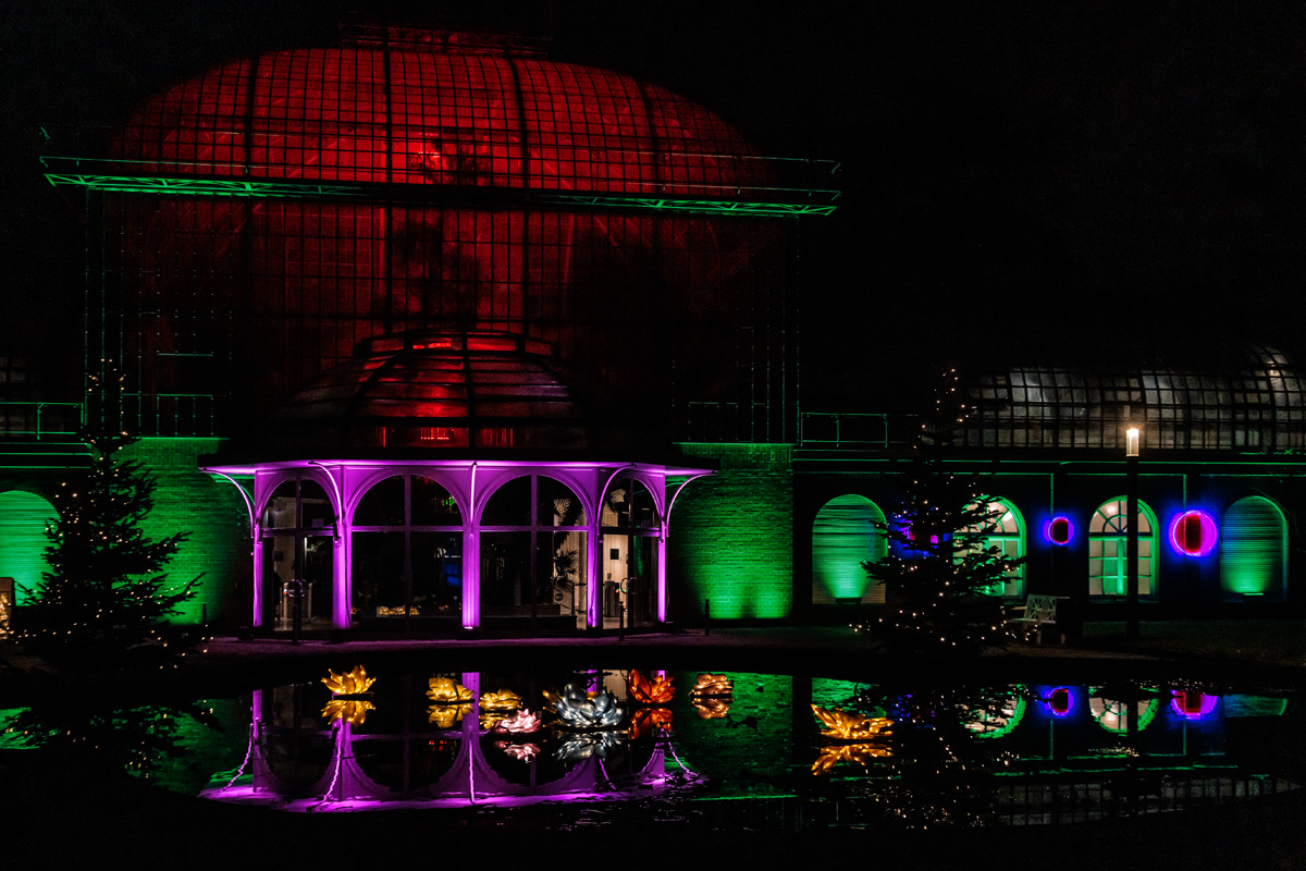 Winterlichter 2023 2024 - Illumiertes Eingangsschauhaus mit Seerosenbecken
