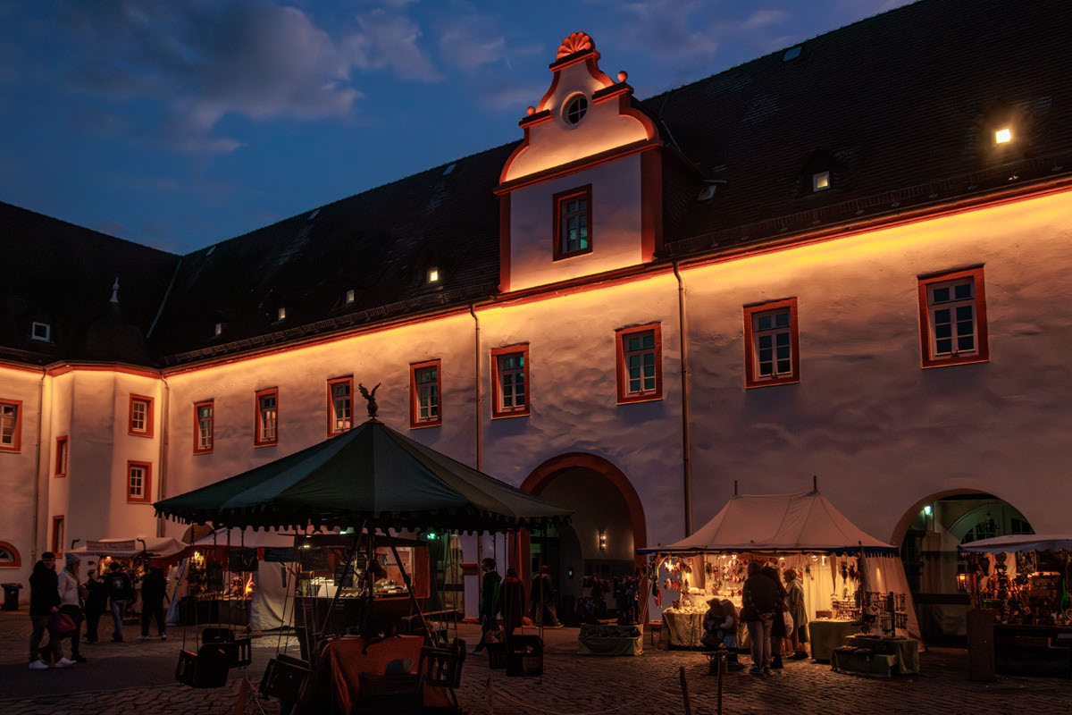MA Heusenstamm 2026 - Illuminierter Innenhof mit Ständen