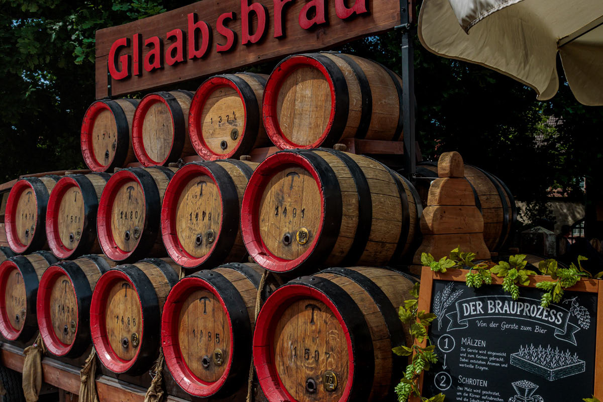ZHM Seligenstadt 2026 - Ambiente - Glaabsbräu-Fässer