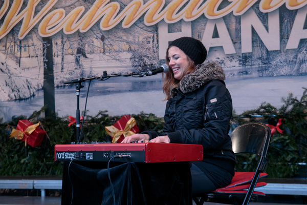 Madeleine am Keyboard